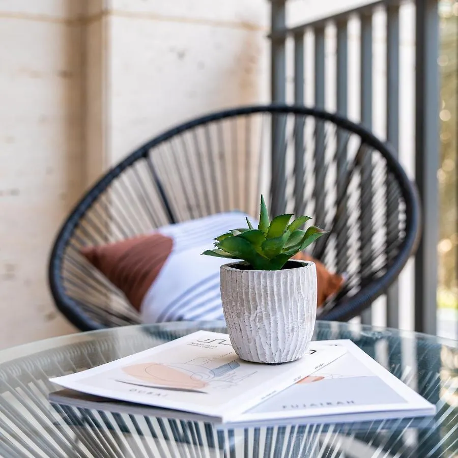 Higuests - Elegant Apt With Terrace Minutes From Burj Khalifa Dubai Apartment